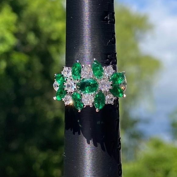 Jewelry - Cocktail Ring Flashes with Emerald Green and Clear Crystals